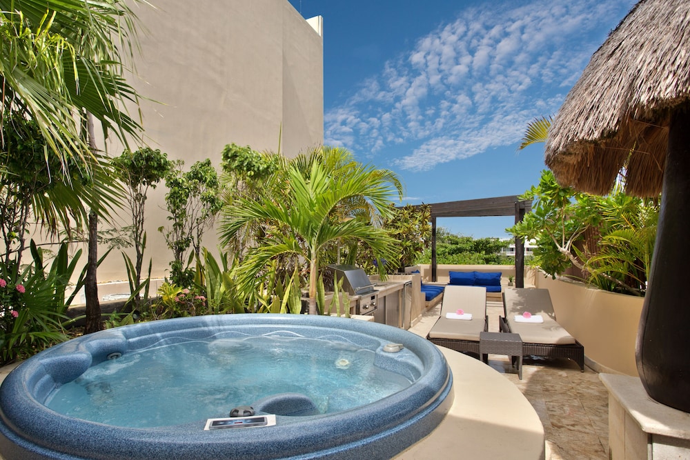 El Taj Oceanfront & Beachside Condo Hotel — Swimming pool in Playa del Carmen, Quintana Roo