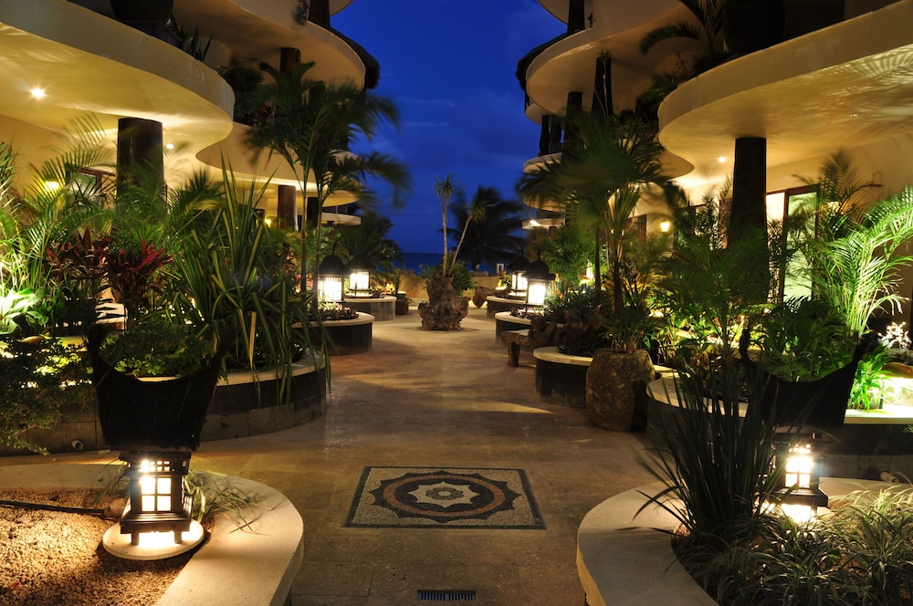 El Taj Oceanfront & Beachside Condo Hotel — Hotel building in Playa del Carmen, Quintana Roo