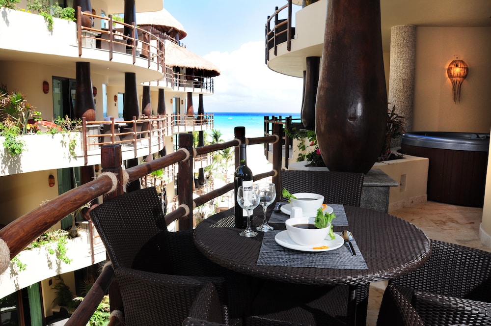 El Taj Oceanfront & Beachside Condo Hotel — Restaurant & bars in Playa del Carmen, Quintana Roo