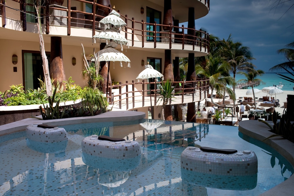 El Taj Oceanfront & Beachside Condo Hotel — Swimming pool in Playa del Carmen, Quintana Roo