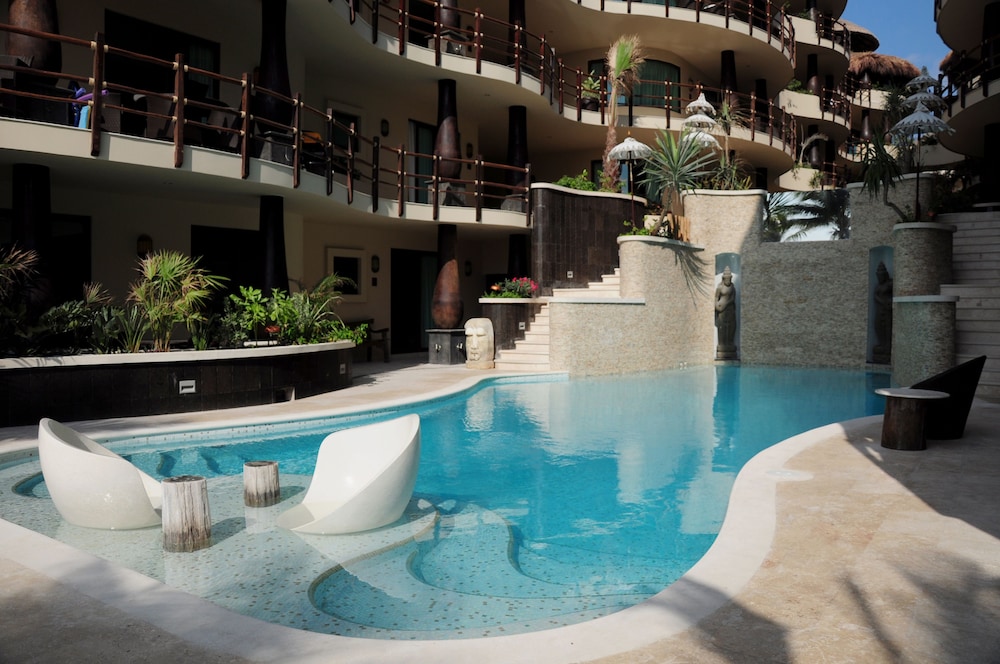 El Taj Oceanfront & Beachside Condo Hotel — Swimming pool in Playa del Carmen, Quintana Roo