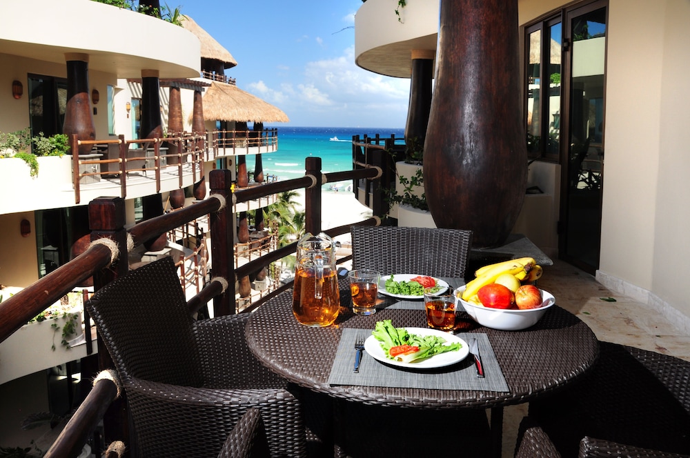El Taj Oceanfront & Beachside Condo Hotel — Restaurant & bars in Playa del Carmen, Quintana Roo