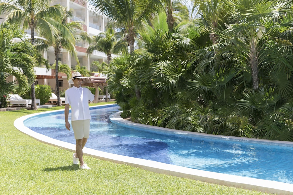 Excellence Playa Mujeres - Adults Only All Inclusive — Swimming pool in Playa Mujeres, Quintana Roo