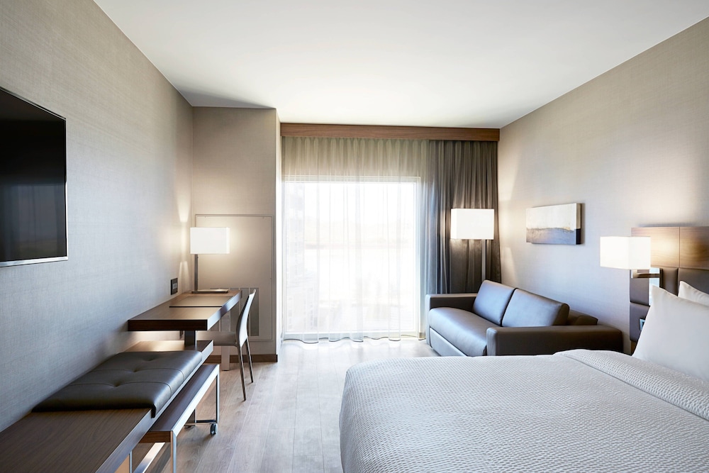 AC Hotel by Marriott New Orleans French Quarter — Hotel rooms in New Orleans, Louisiana
