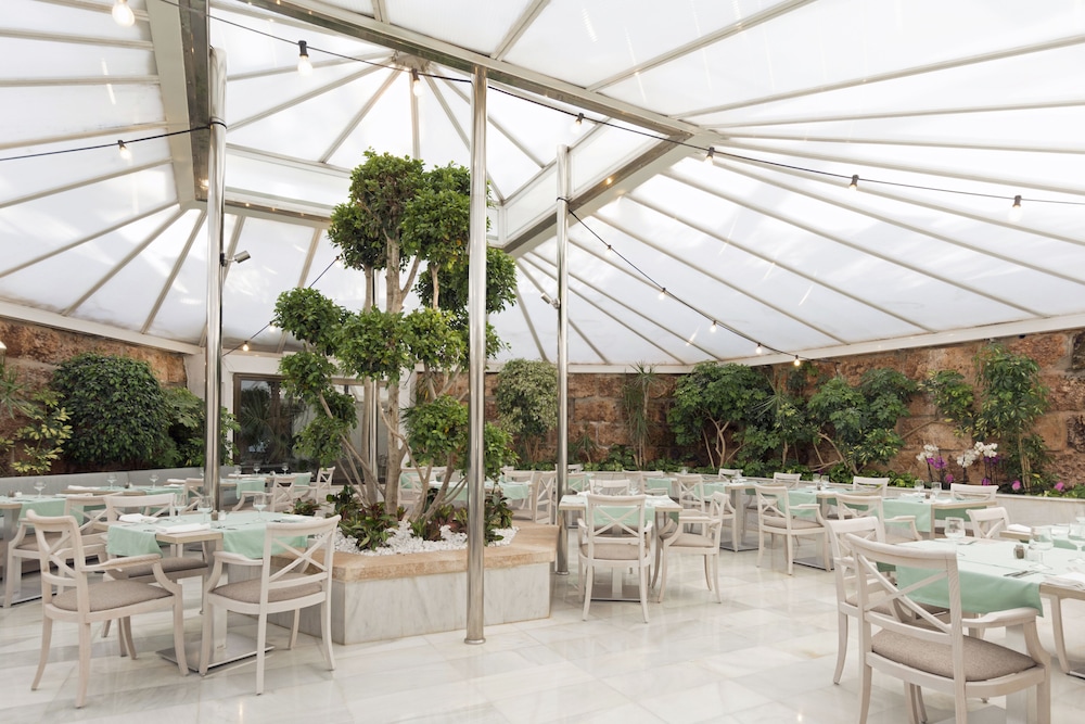Ona Palmira Paguera — Restaurant & bars in Peguera, Balearic Islands