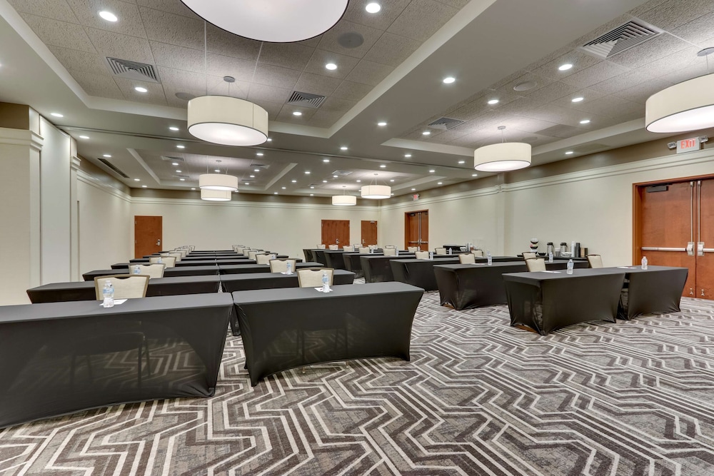 Drury Inn & Suites near Universal Orlando Resort — Hotel building in Orlando, Florida