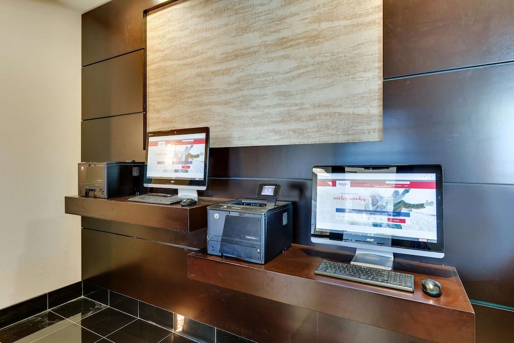 Drury Inn & Suites near Universal Orlando Resort — Hotel building in Orlando, Florida