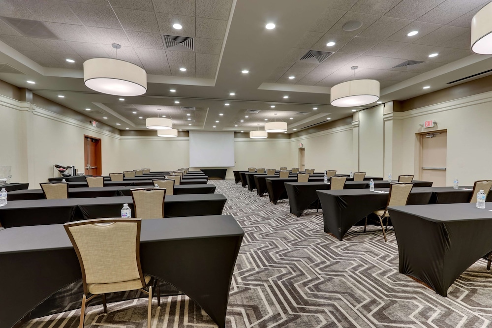 Drury Inn & Suites near Universal Orlando Resort — Hotel rooms in Orlando, Florida