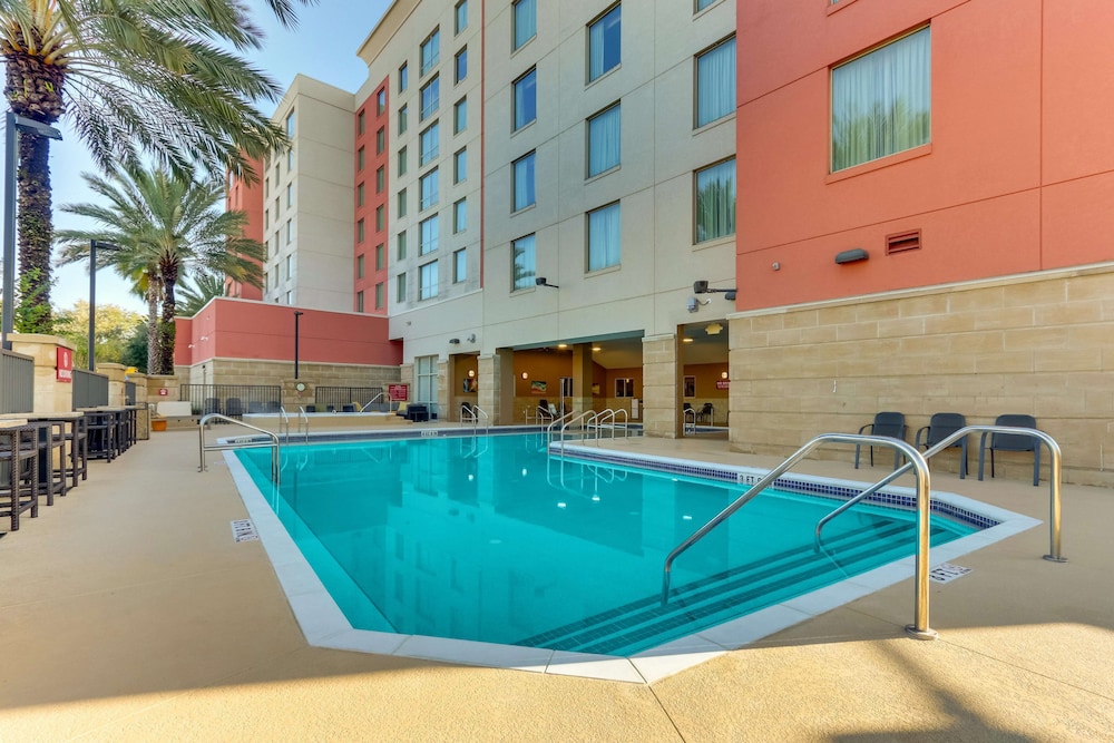 Drury Inn & Suites near Universal Orlando Resort — Swimming pool in Orlando, Florida