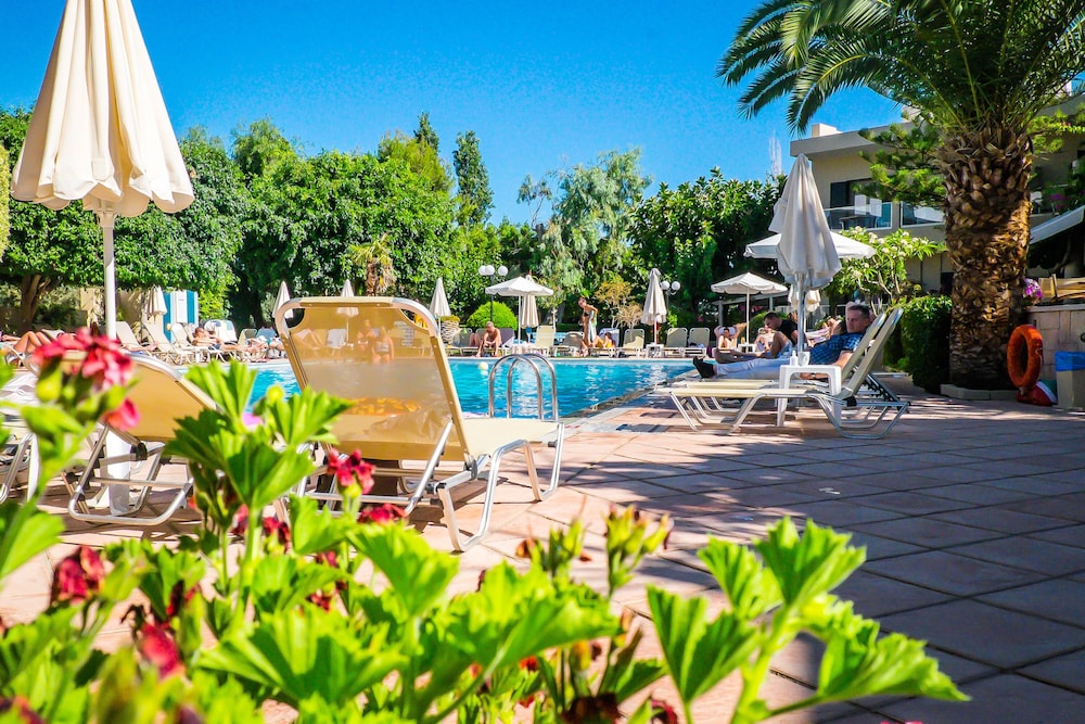 Solimar Ruby — Swimming pool in Malia