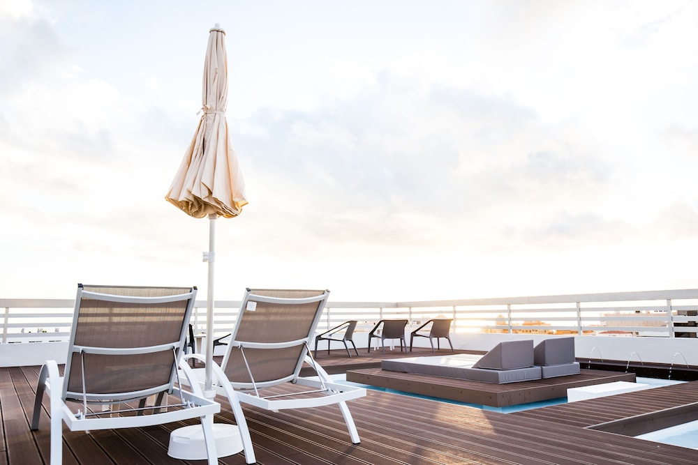 Coral Suites & Spa — Swimming pool in Playa de las Americas, Canary Islands