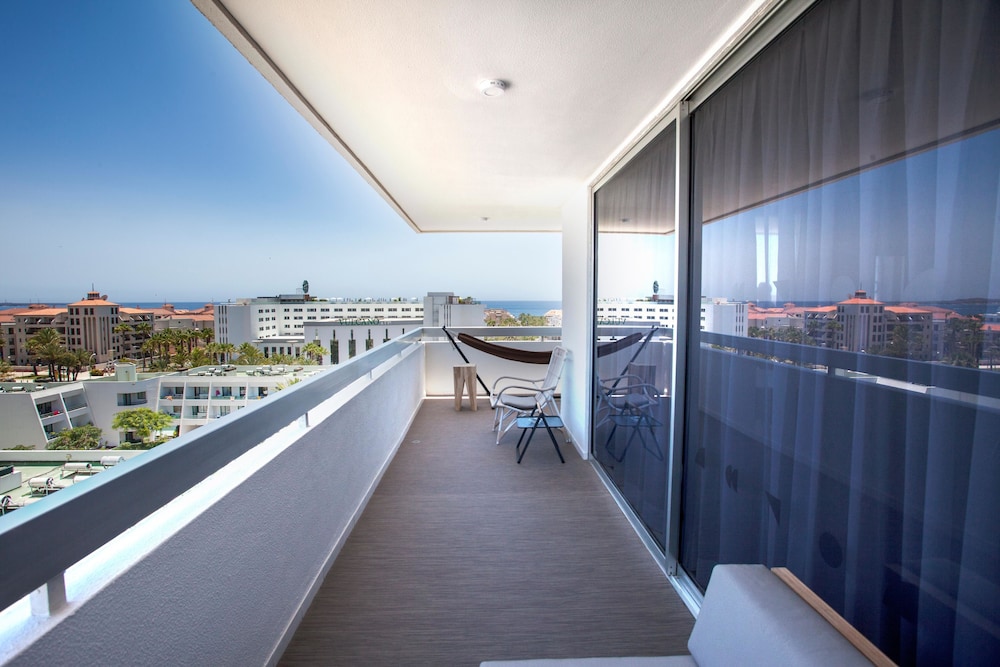 Coral Suites & Spa — Hotel rooms in Playa de las Americas, Canary Islands
