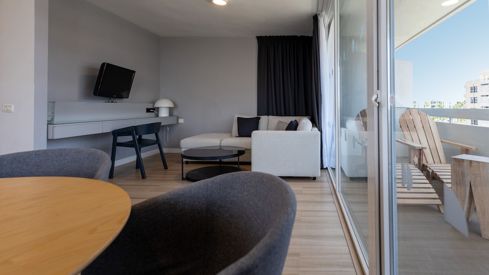 Coral Suites & Spa — Hotel rooms in Playa de las Americas, Canary Islands