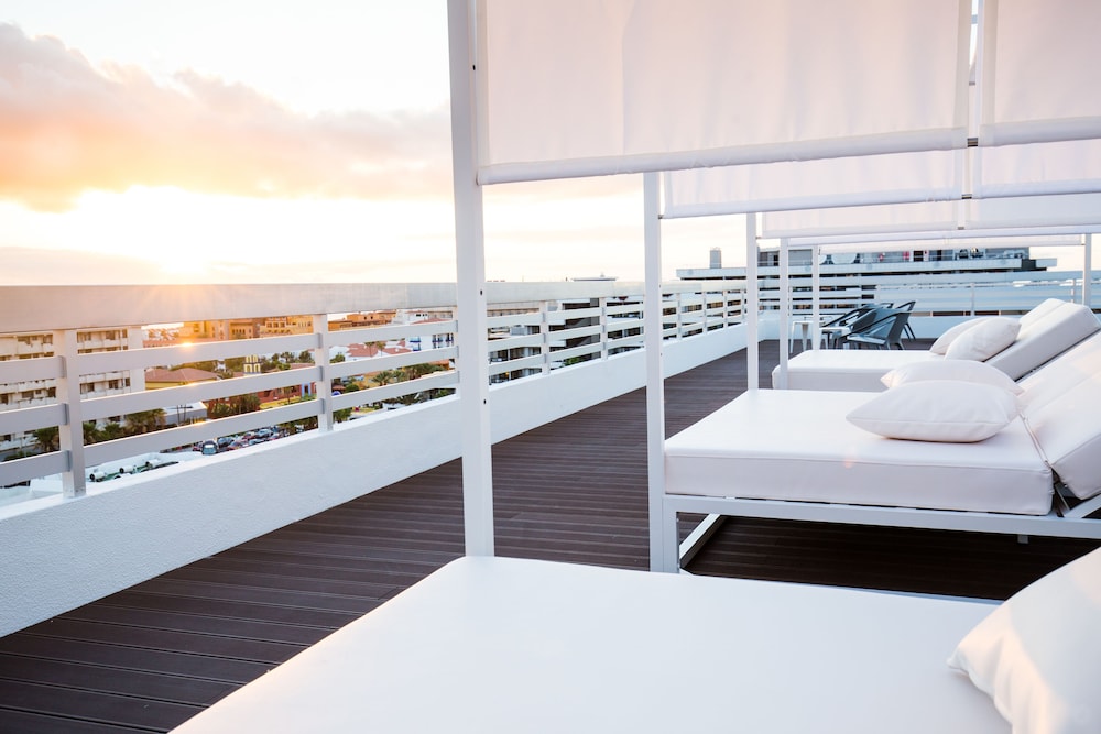 Coral Suites & Spa — Hotel building in Playa de las Americas, Canary Islands
