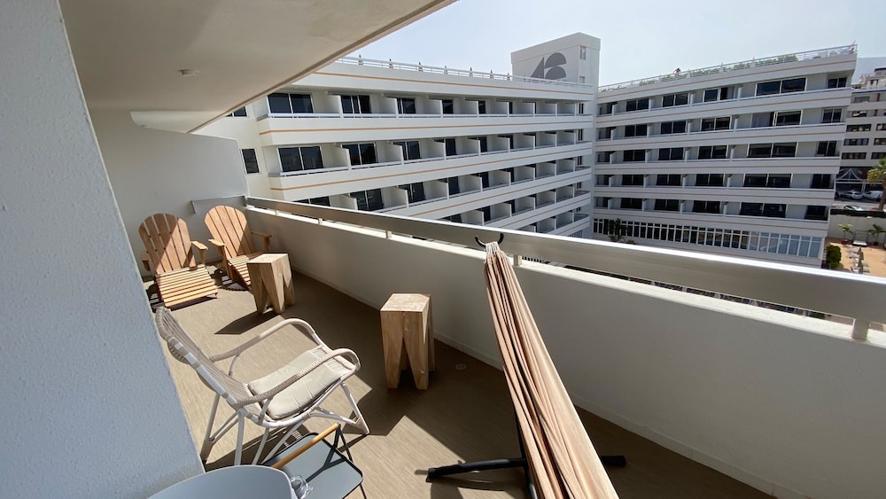 Coral Suites & Spa — Hotel building in Playa de las Americas, Canary Islands