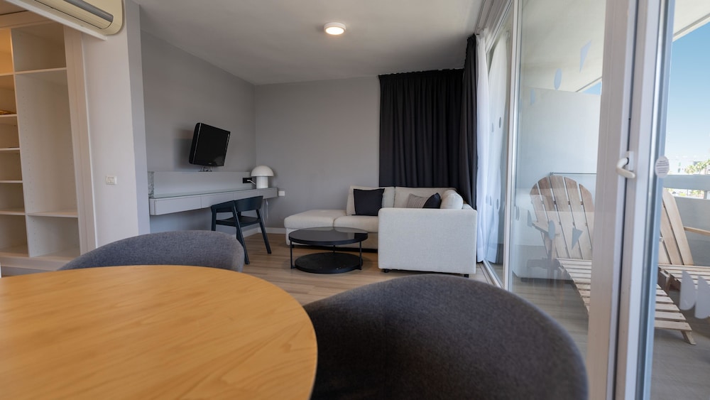 Coral Suites & Spa — Hotel rooms in Playa de las Americas, Canary Islands