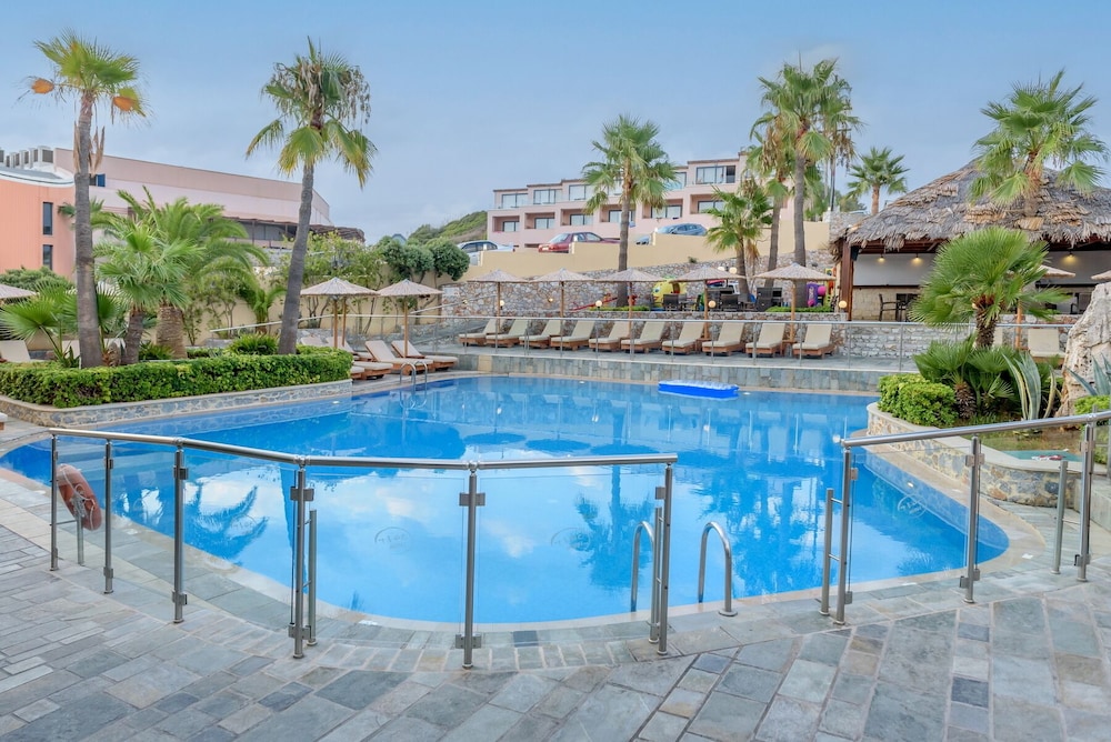 Eurohotel Theo Hotel — Swimming pool in Chania