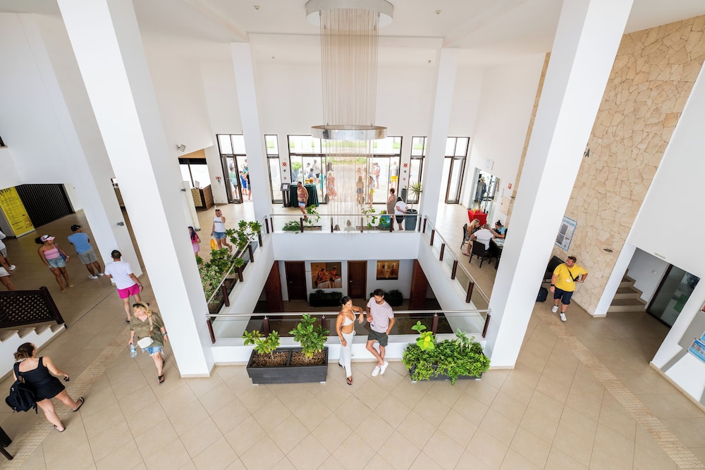 Melia Tortuga Beach — Hotel building in Santa Maria