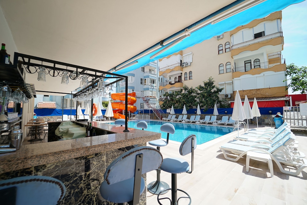 Alanya Risus Park Hotel — Swimming pool in Alanya