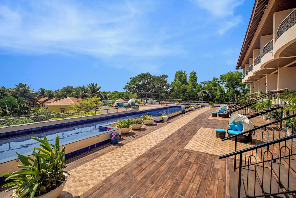 Radisson Blu Resort Goa Cavelossim Beach — Swimming pool in Cavelossim, Goa