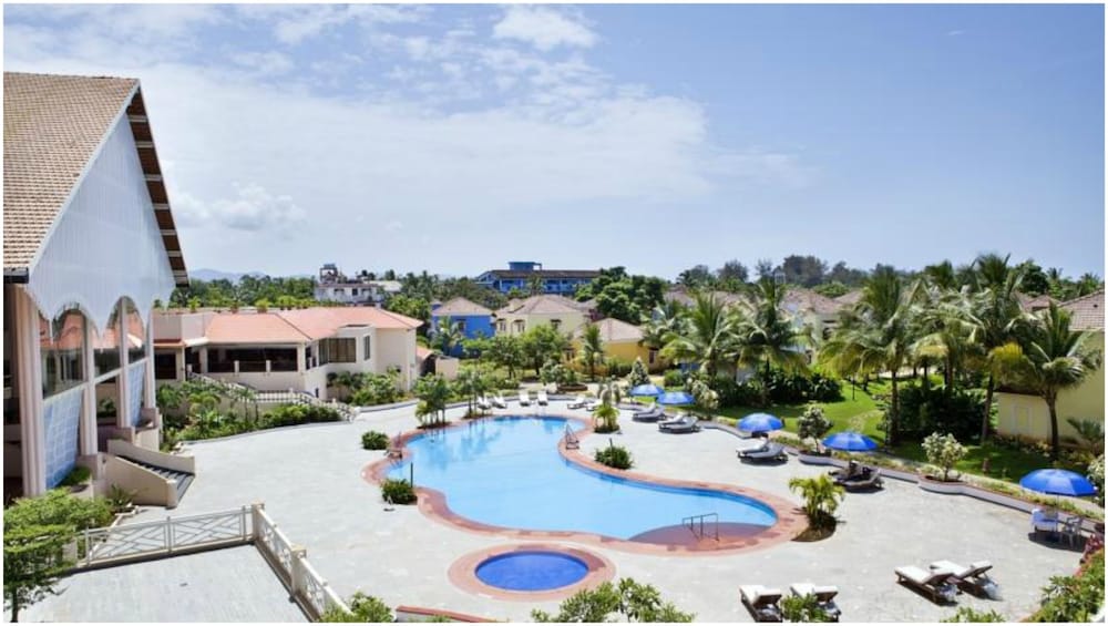 Radisson Blu Resort Goa Cavelossim Beach — Swimming pool in Cavelossim, Goa