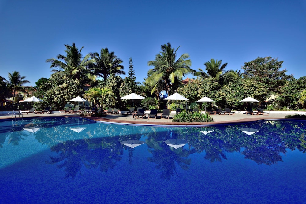 Radisson Blu Resort Goa Cavelossim Beach — Swimming pool in Cavelossim, Goa