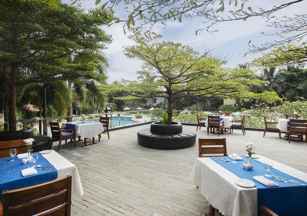 Radisson Blu Resort Goa Cavelossim Beach — Restaurant & bars in Cavelossim, Goa