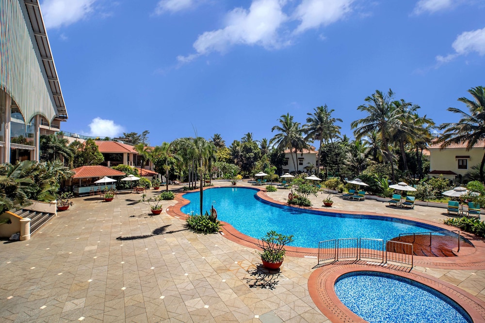Radisson Blu Resort Goa Cavelossim Beach — Swimming pool in Cavelossim, Goa