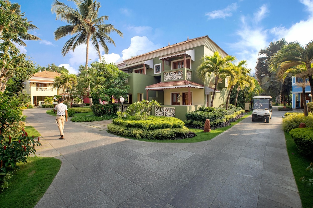 Radisson Blu Resort Goa Cavelossim Beach — Hotel building in Cavelossim, Goa
