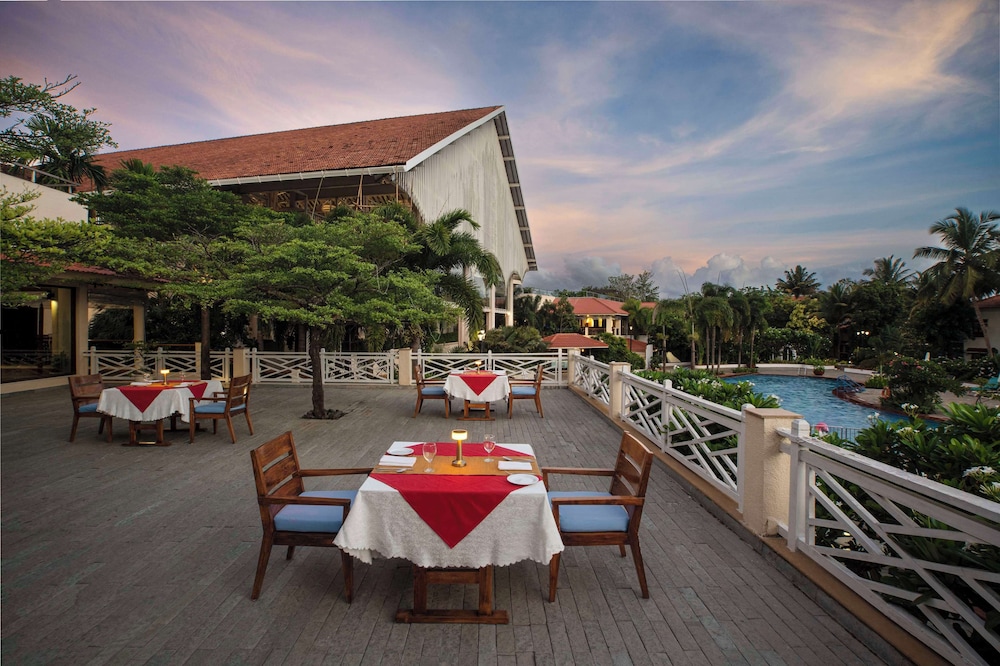 Radisson Blu Resort Goa Cavelossim Beach — Restaurant & bars in Cavelossim, Goa