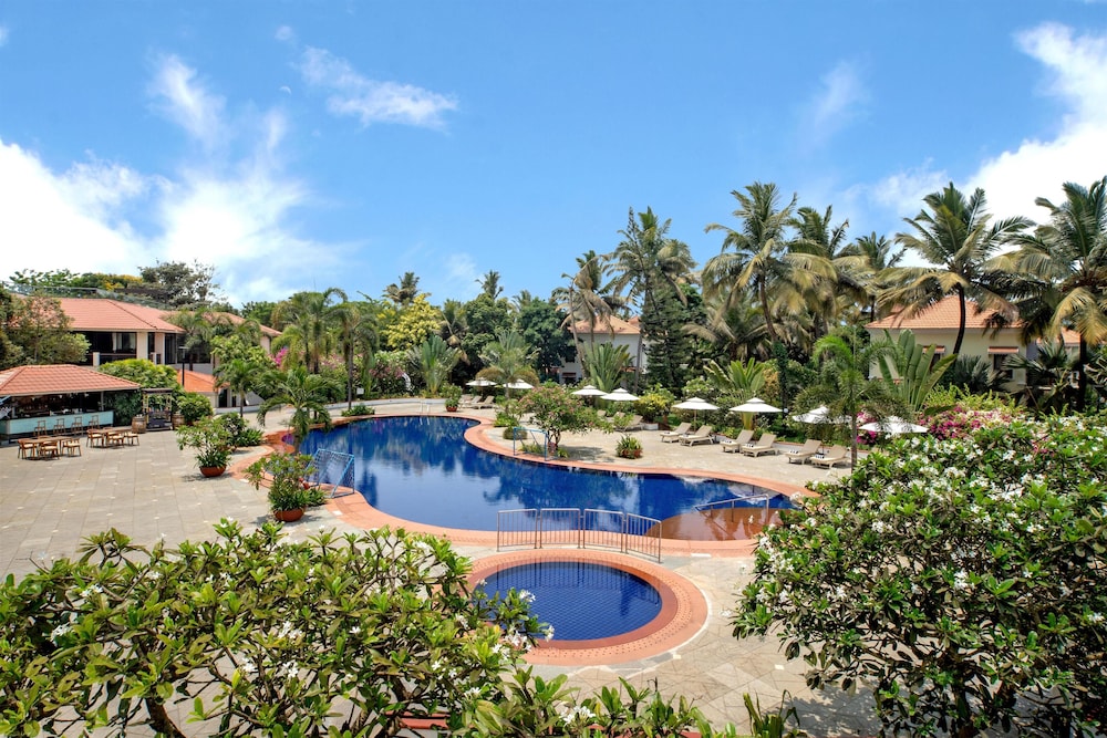 Radisson Blu Resort Goa Cavelossim Beach — Swimming pool in Cavelossim, Goa