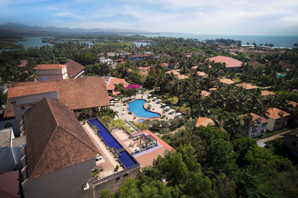 Radisson Blu Resort Goa Cavelossim Beach — Swimming pool in Cavelossim, Goa