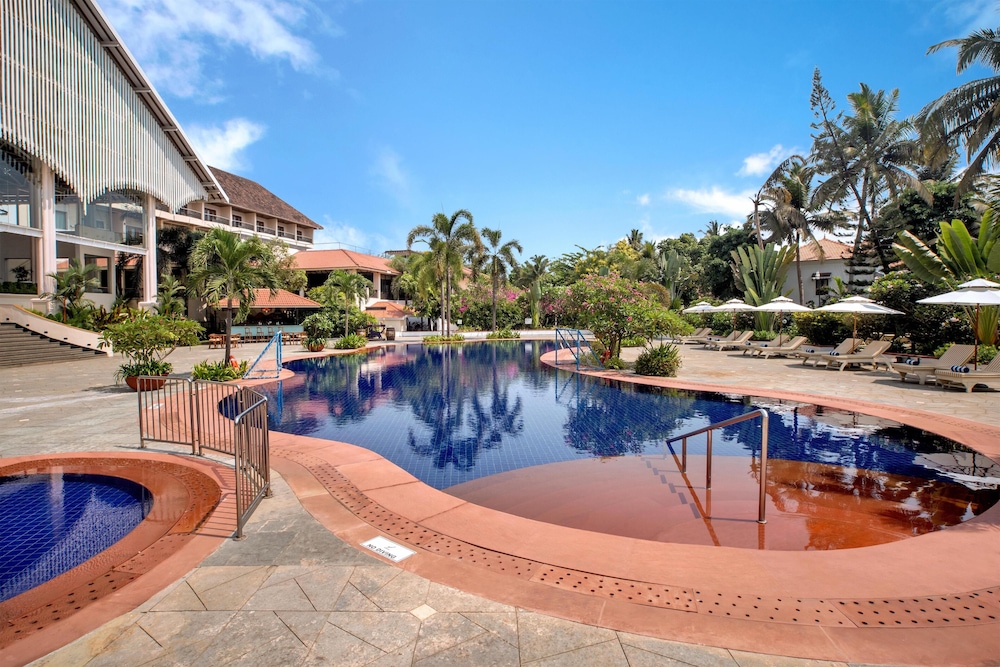 Radisson Blu Resort Goa Cavelossim Beach — Swimming pool in Cavelossim, Goa