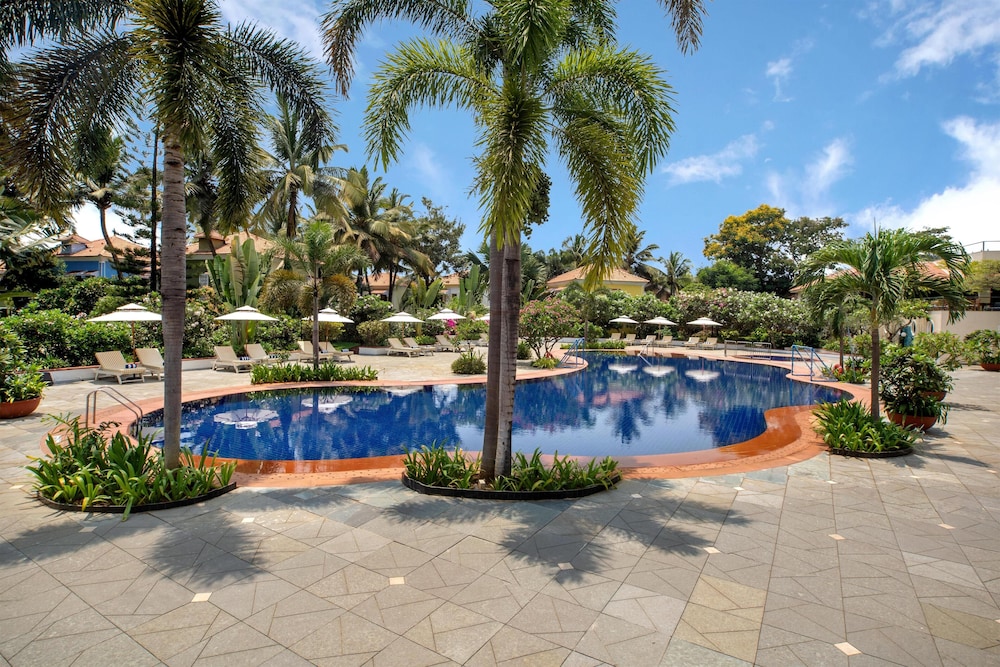 Radisson Blu Resort Goa Cavelossim Beach — Swimming pool in Cavelossim, Goa