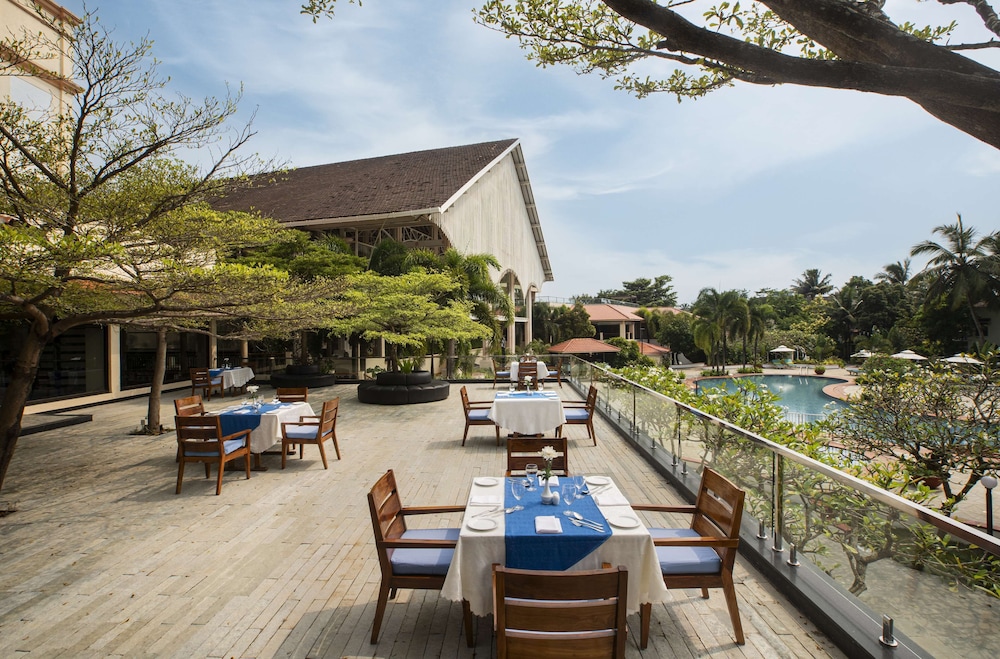 Radisson Blu Resort Goa Cavelossim Beach — Restaurant & bars in Cavelossim, Goa
