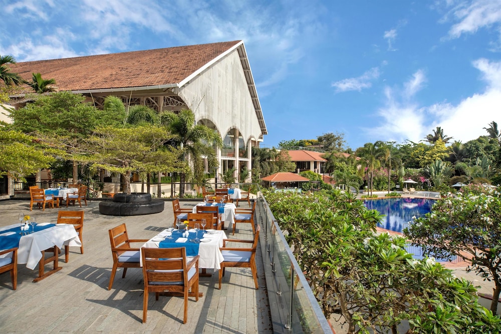 Radisson Blu Resort Goa Cavelossim Beach — Restaurant & bars in Cavelossim, Goa