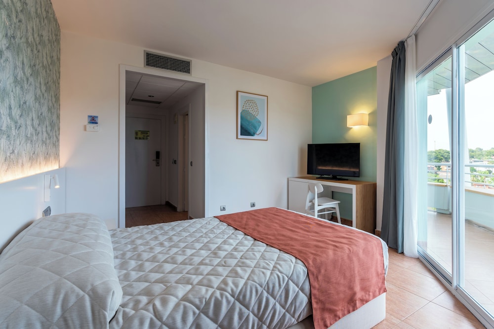 Ponient Pirámide Salou by PortAventura World — Hotel rooms in Salou, Catalonia