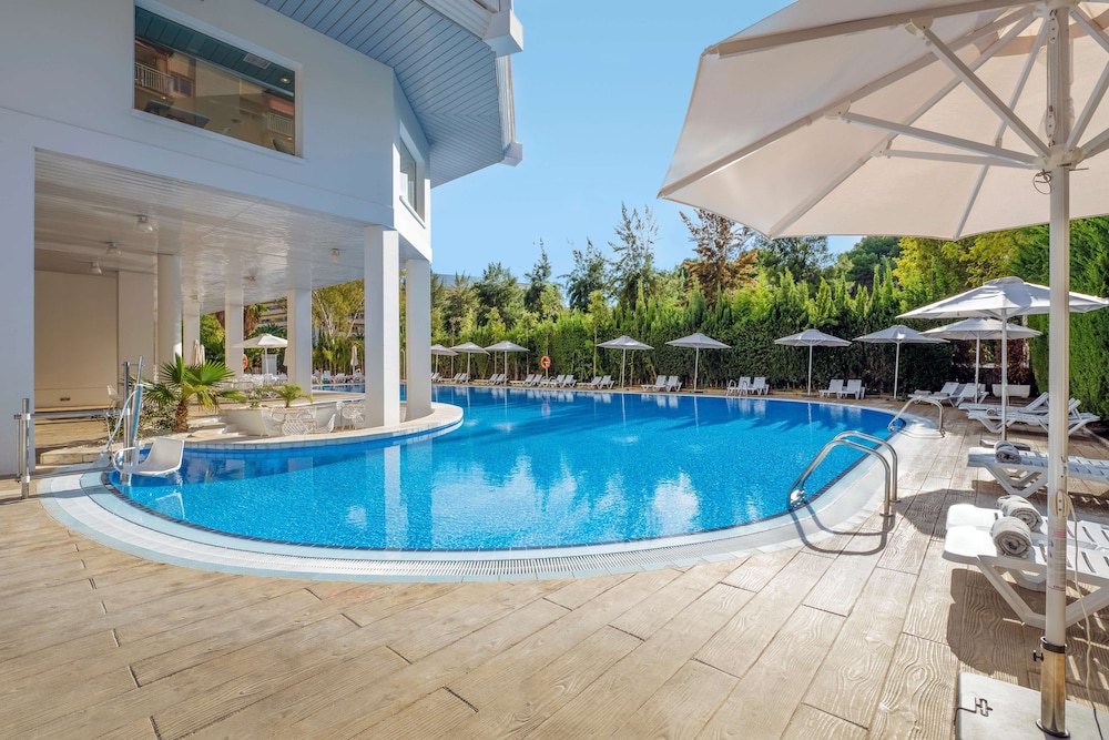 Ponient Pirámide Salou by PortAventura World — Swimming pool in Salou, Catalonia