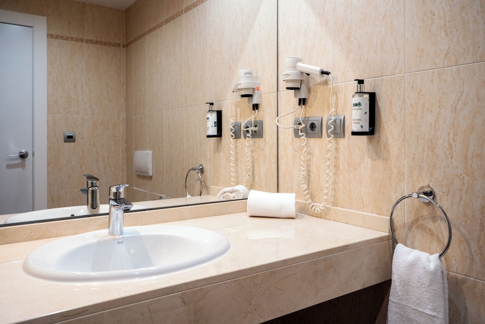 Ponient Pirámide Salou by PortAventura World — Hotel rooms in Salou, Catalonia