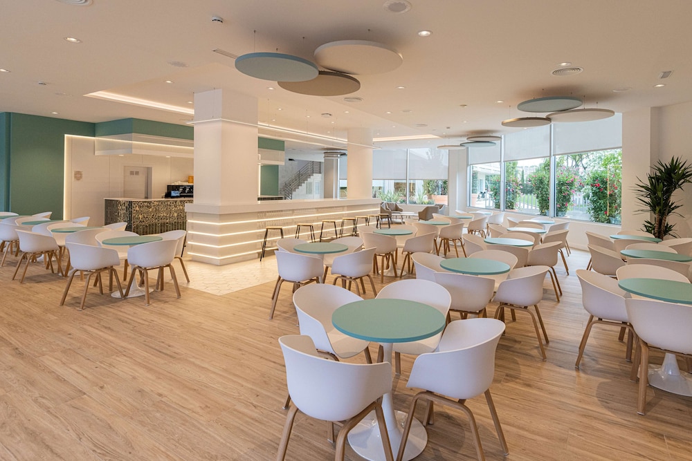 Ponient Pirámide Salou by PortAventura World — Restaurant & bars in Salou, Catalonia