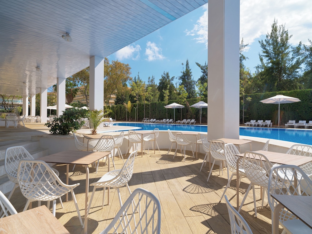 Ponient Pirámide Salou by PortAventura World — Swimming pool in Salou, Catalonia