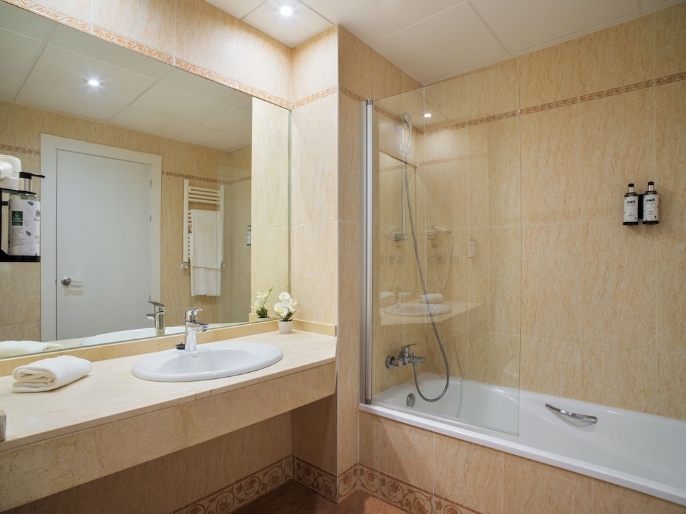 Ponient Pirámide Salou by PortAventura World — Hotel rooms in Salou, Catalonia