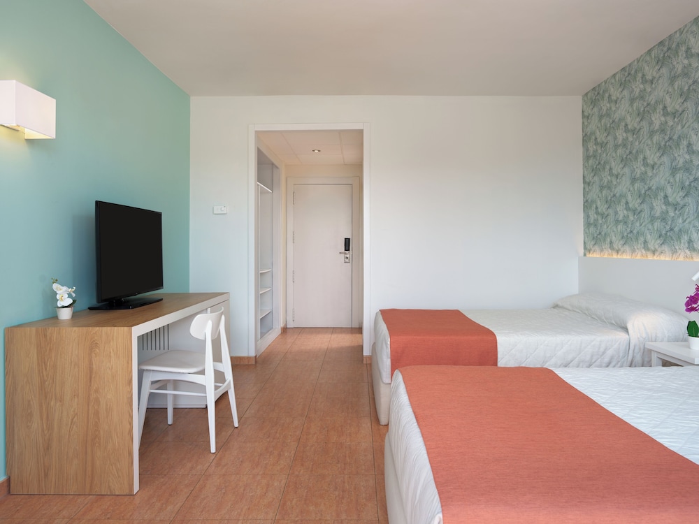 Ponient Pirámide Salou by PortAventura World — Hotel rooms in Salou, Catalonia