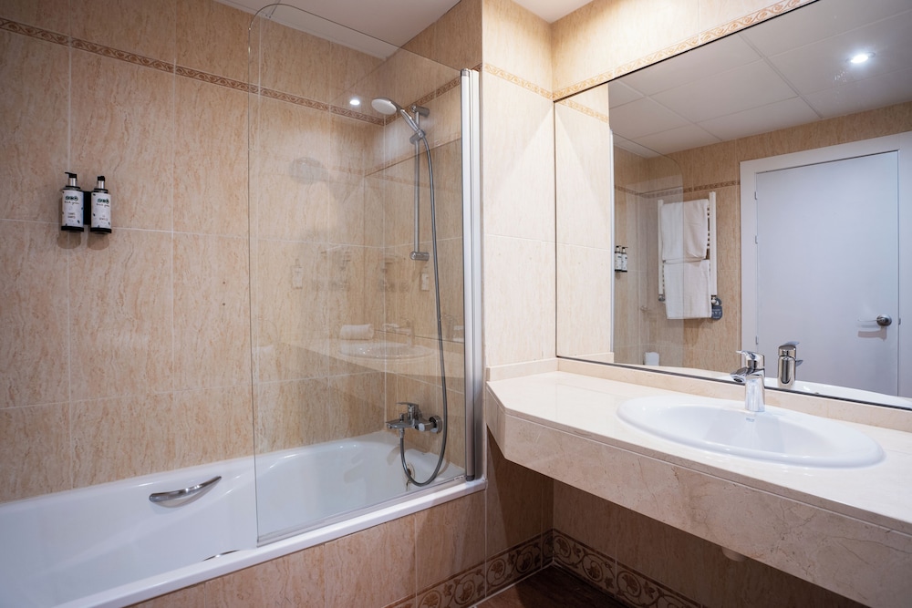 Ponient Pirámide Salou by PortAventura World — Hotel rooms in Salou, Catalonia