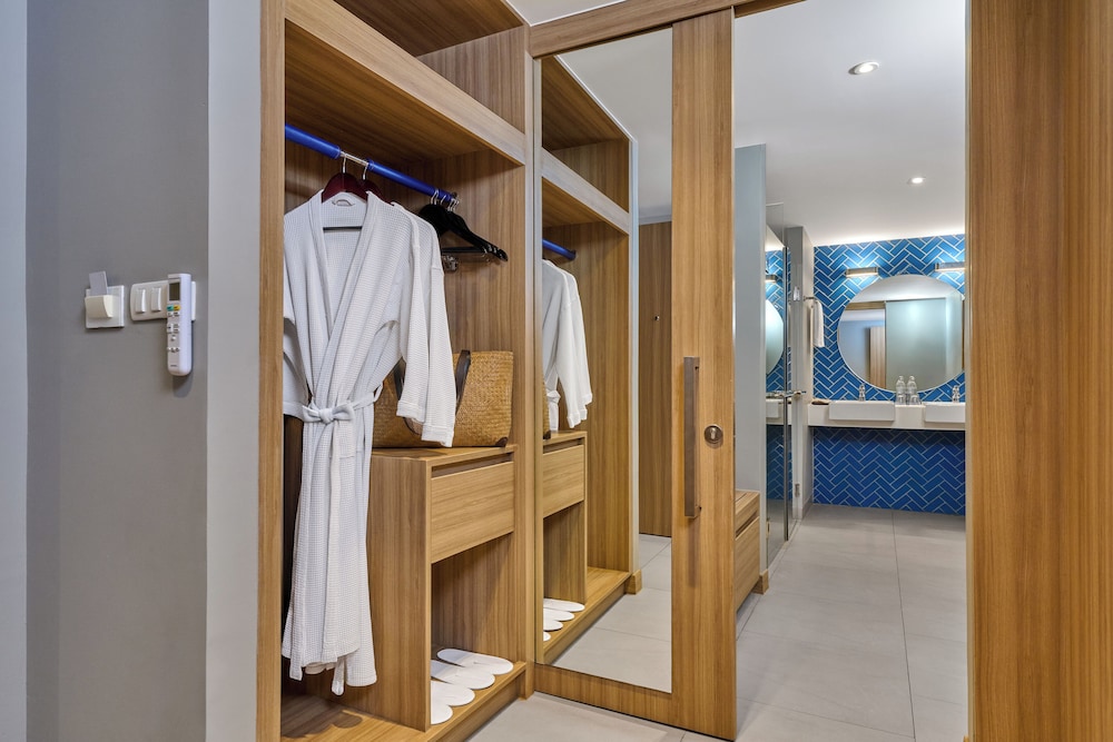 Mercure Phuket Patong Journeyhub — Hotel rooms in Patong Beach, Phuket Province