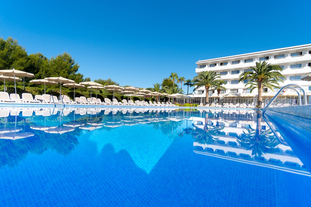 Hotel Millor Sol — Swimming pool in Cala Millor, Balearic Islands