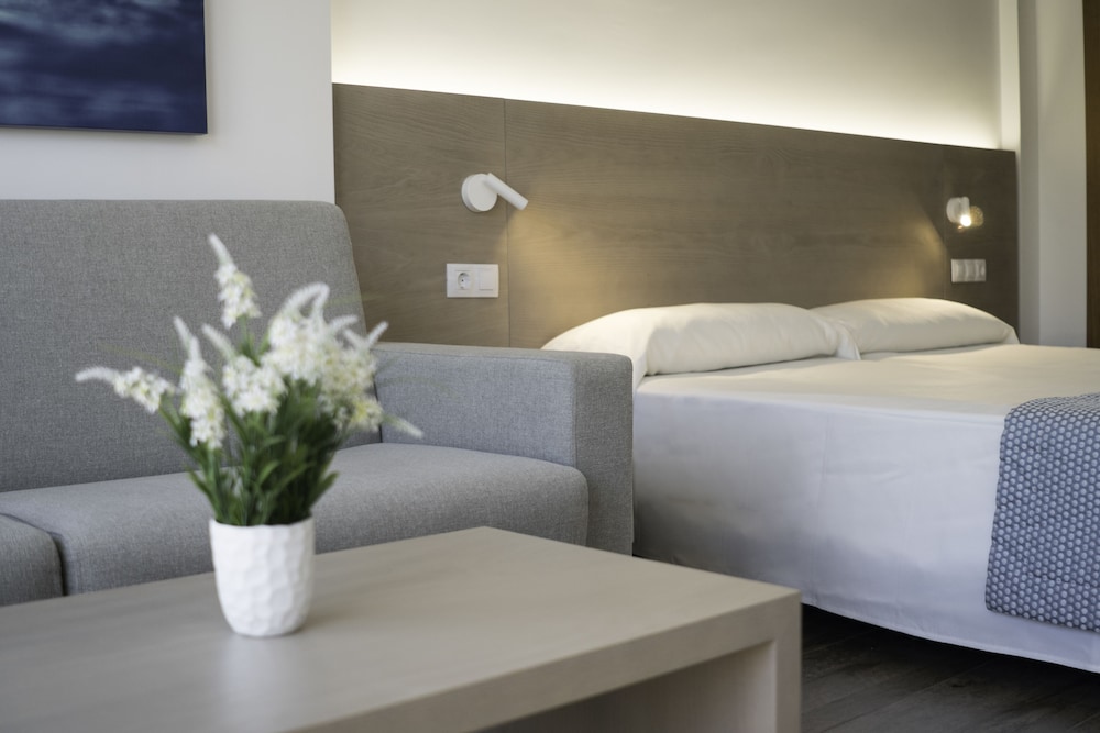 Hotel Millor Sol — Hotel rooms in Cala Millor, Balearic Islands