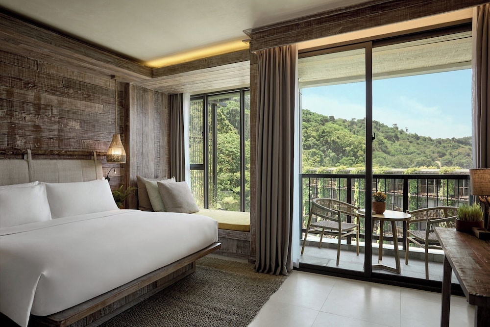 Dinso Resort & Villas Phuket, Vignette Collection by IHG — Hotel rooms in Patong Beach, Phuket Province