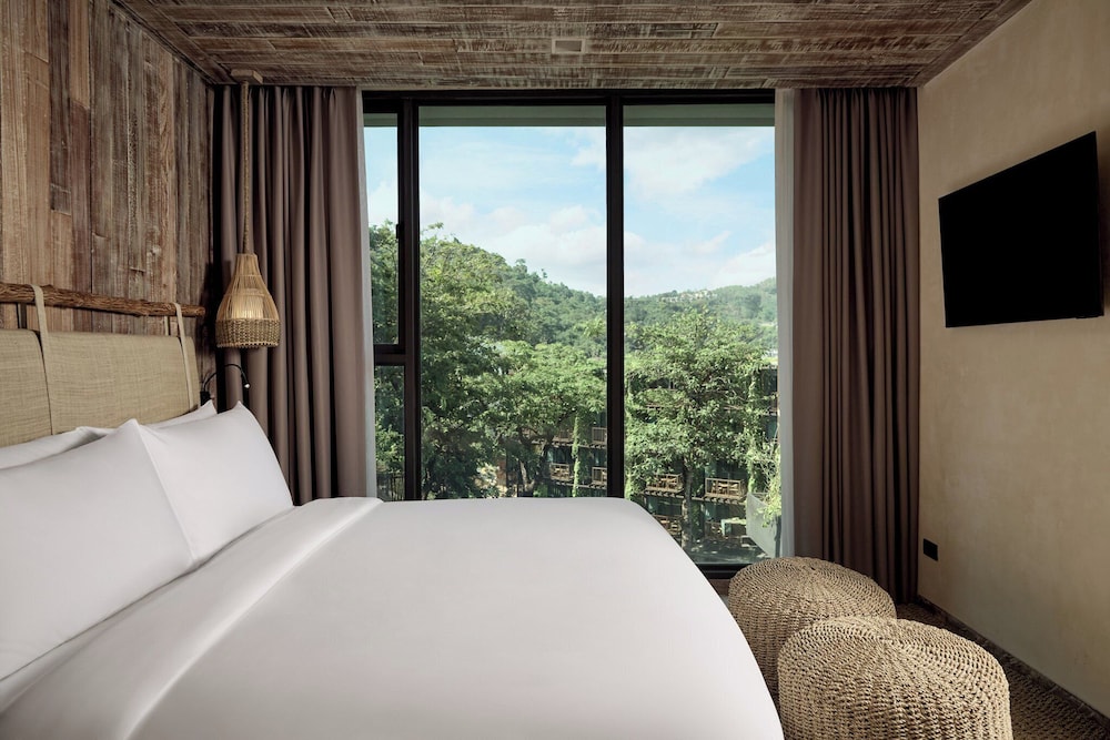 Dinso Resort & Villas Phuket, Vignette Collection by IHG — Hotel rooms in Patong Beach, Phuket Province