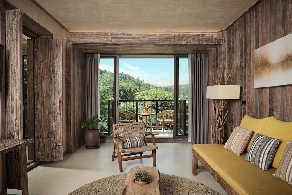Dinso Resort & Villas Phuket, Vignette Collection by IHG — Hotel rooms in Patong Beach, Phuket Province